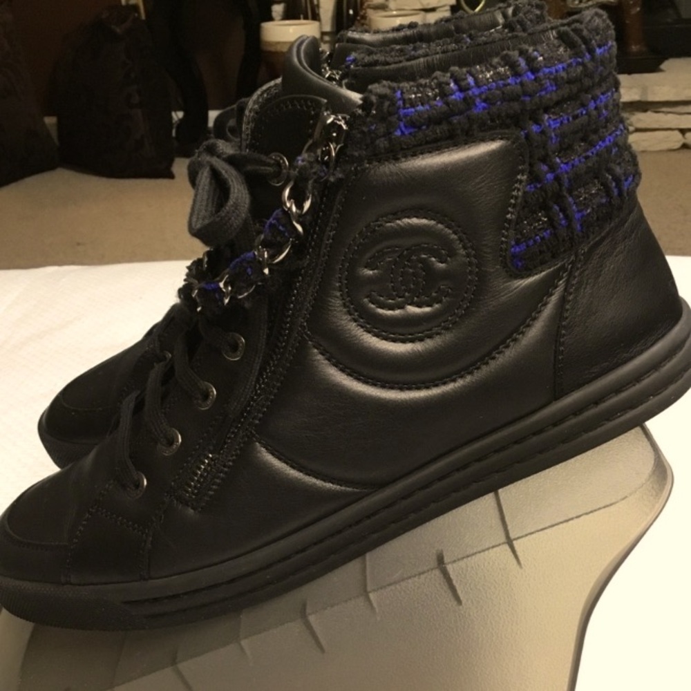 VNTG CHANEL HI TOP LEATHER TWEED TRIM CLASSIC SNEAKERS DOUBLE ZIPPER PULL